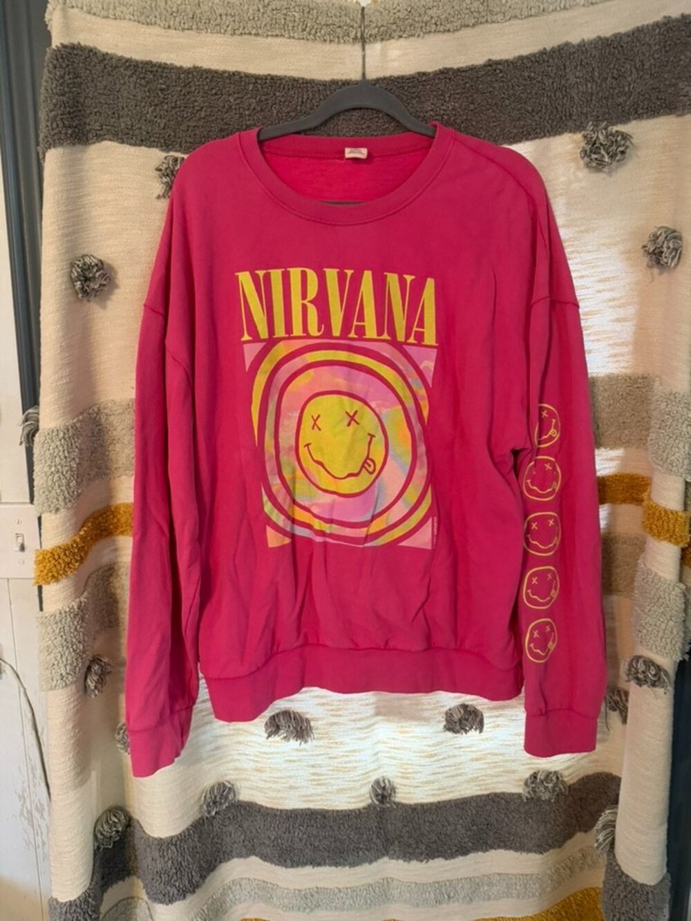Urban Outfitters Nirvana Hot Pink Smiley Crewneck Sweatshirt Sleeve Graphic S M - Picture 3 of 7